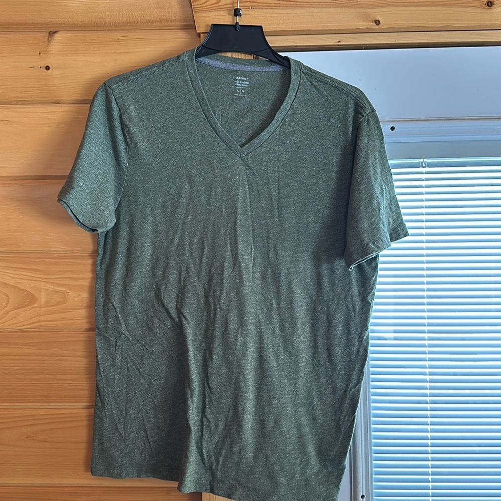 Old Navy men’s v neck shirt size L